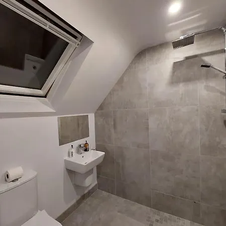Stunning Set In Private Native Woodland Lägenhet