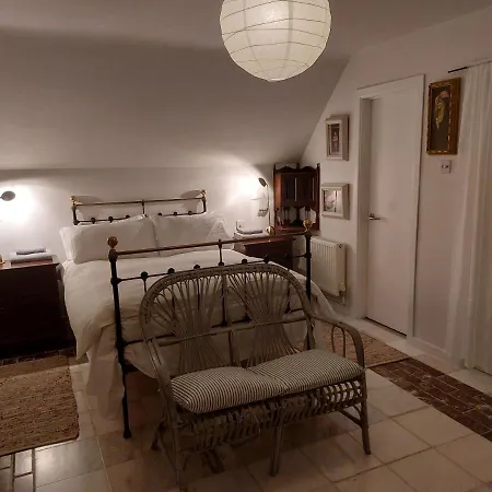 Stunning Set In Private Native Woodland Daire