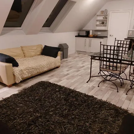 Stunning Set In Private Native Woodland Lägenhet *